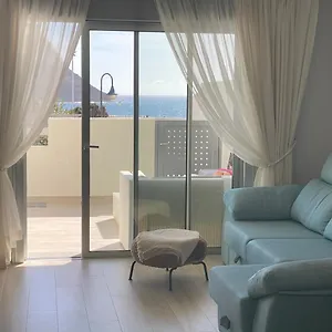 https://a-beautiful-apartment-with-a-perfect-beach-view-la.adeje-hotels.com